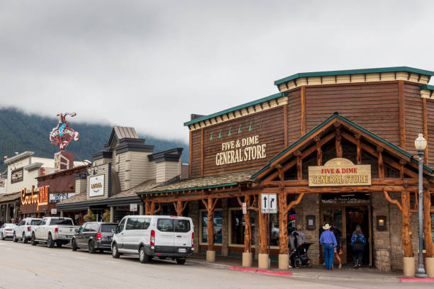 altes traditionelles haus in jackson hole. wyoming. usa. - jackson hole stock-fotos und bilder