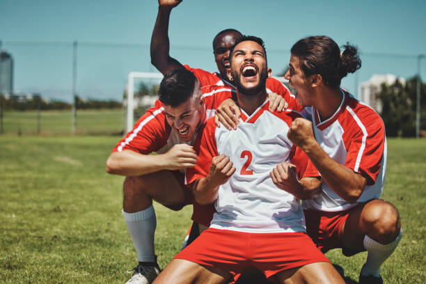 erfolg, glückliche mannschaft oder gewinner für fußballspielerfeier während des spiels auf dem fußballplatz, stadion oder sporttraining. teamwork, leistung oder freunde für fitnessziele, wellness oder fußballübungen. - athlete soccer player men professional sport stock-fotos und bilder