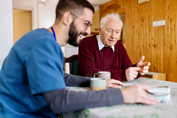 hausmeister mit älterem mann genießt kaffeepause - community outreach home caregiver care cheerful stock-fotos und bilder