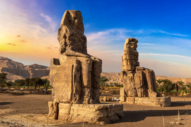 colossi de memnon en luxor - egypt egyptian culture column ancient egyptian culture fotografías e imágenes de stock