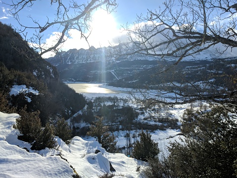 Paisaje invernal con vistas a una montaña nevada photo