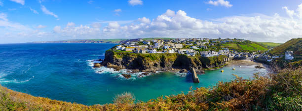 panorama of village, port and bay in port isaac - cornwall england uk england port isaac imagens e fotografias de stock