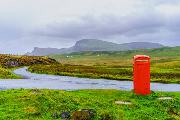 田舎の風景、赤い電話ボックス、スカイ - red telephone box ストックフォトと画像