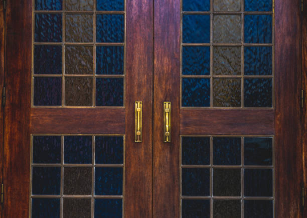 porta di legno antica con elementi decorativi in vetro colorato - gate handle door traditional culture foto e immagini stock
