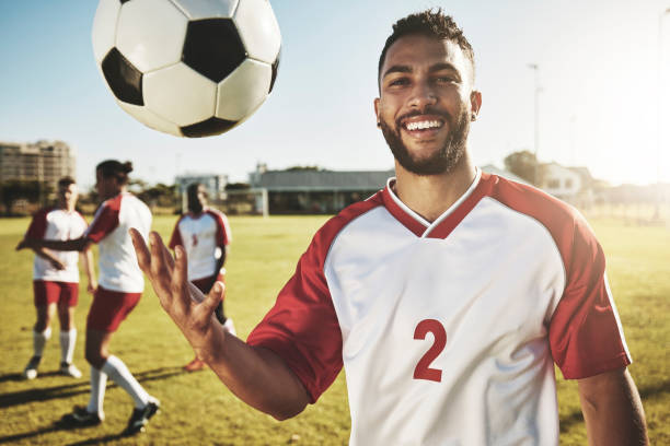 calcio vero, allenamento di squadra sul campo e uomo con la palla giocare partita estiva competitiva su campo in erba naturale. gioco sportivo di calcio professionale, esercizio di fitness insieme e allenamento all'aperto in brasile - attrezzatura per giochi allaperto foto e immagini stock