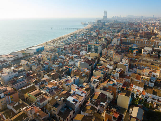 vue aérienne de la côte méditerranéenne de badalona. espagne - birdview photos et images de collection