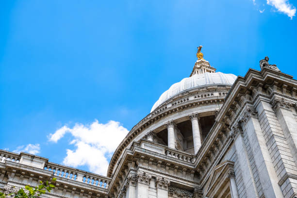 widok pod niskim kątem na kościół katedry św. pawła z kopułą krzyża w lecie w city of london w wielkiej brytanii - 16620 zdjęcia i obrazy z banku zdjęć