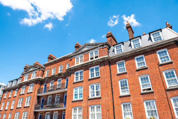 푸른 여름 맑은 하늘이 있는 영국 런던 웨스트민스터 시의 고딕 리바이벌 스타일 건축물에 있는 아파트 아파트 아파트 주택 건물 - 16637 뉴스 사진 이미지
