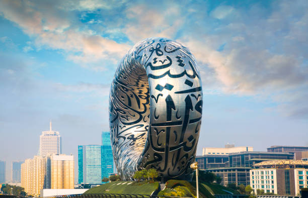 bâtiment en forme d’œuf, musée du futur à sheikh zayed road. - futuristic dubai city traffic photos et images de collection