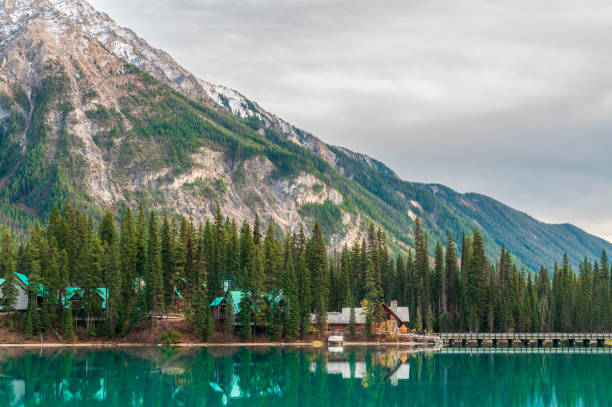 lac emerald parc national yoho colombie-britannique canada - british columbia canada lake emerald lake photos et images de collection
