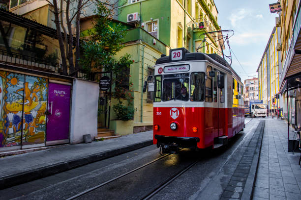 nostalgiczny czerwony tramwaj w dzielnicy moda. kadikoy, stambuł, turcja. linia kadikoy-moda. - kadikoy district zdjęcia i obrazy z banku zdjęć