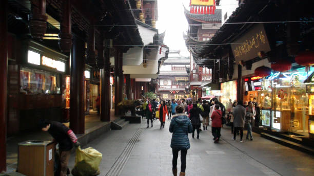 mercado del casco antiguo de shanghai en el este de china, china, asia oriental, gente, tienda minorista - asian culture traditional culture chinese culture antiquities fotografías e imágenes de stock