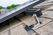 schiene-halterung-und-anker-an-einem-solarpanel-das-auf-einem-asphaltschindeldach-installiert.jpg?b=1&s=170x170&k=20&c=4yItgZAzAan8OOrCMIrXCXPLEpgwm4ci64q2jgROEmI=