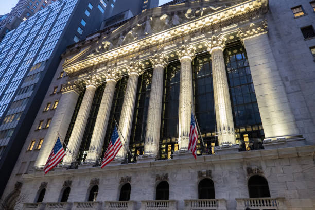 new york stock exchange - wall street new york stock exchange street new york city imagens e fotografias de stock