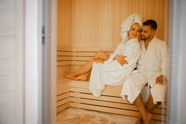 marido y mujer en sauna - boyfriend heterosexual couple married activity fotografías e imágenes de stock