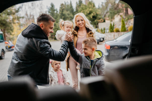 listo para la nueva aventura - familia con tres hijos fotografías e imágenes de stock