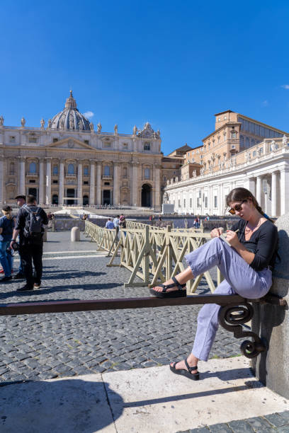 kobieta szkicująca bazylikę św. piotra w watykanie - statue architecture st peters basilica vatican zdjęcia i obrazy z banku zdjęć