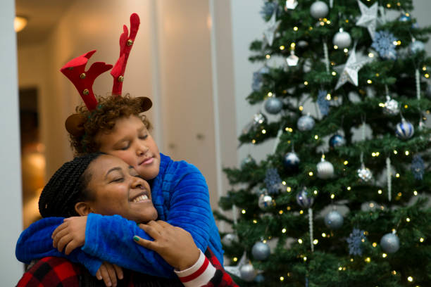 istock Hug for Mom on Christmas 1445045619