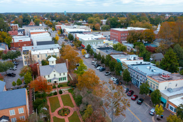 ノースカロライナ州イーデントンのブロードストリートにあるショップの空中写真 - small town ストックフォトと画像