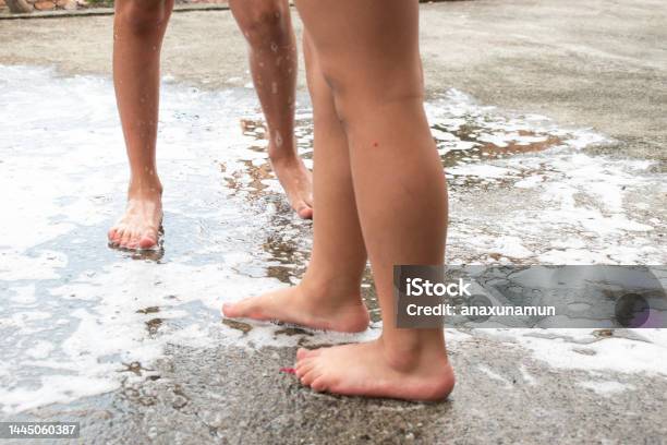 Niños Jugando Stock Photo - Download Image Now - Active Lifestyle, Beach, Cheerful
