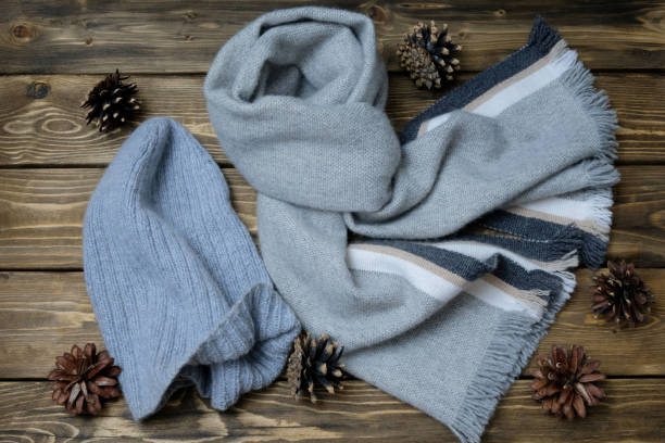 bufanda de cachemira gris a rayas, atada en un nudo. - cashmere winter fashion fashion industry fotografías e imágenes de stock