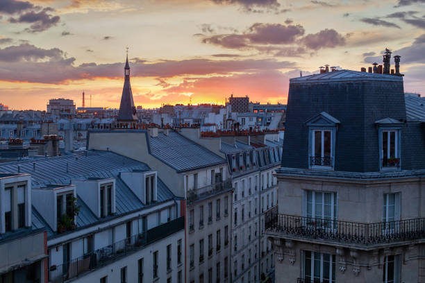 straße in paris, dächer mit sonnenuntergangshimmel, frankreich - paris france roof apartment aerial view stock-fotos und bilder