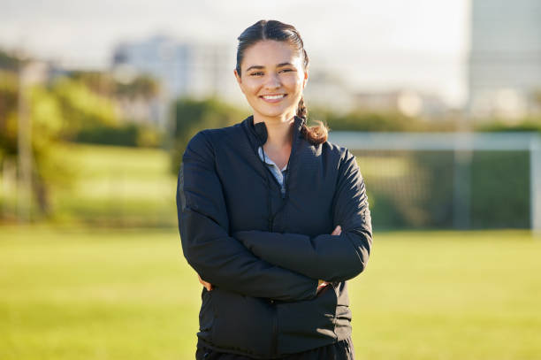 portrait de femme de football et d’entraîneur sur le terrain pour un match au mexique avec un sourire optimiste et joyeux. professeur de football mexicain fier, heureux et excité souriant lors d’un tournoi sportif professionnel. - football coach business ball photos et images de collection