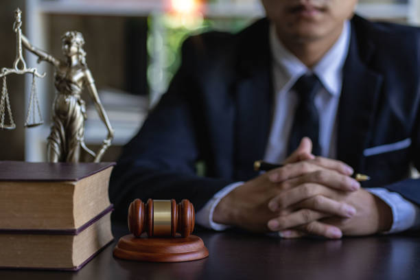 Asian lawyer working on financial information, checking financial accounts and helping clients working on desktop with legal case documents at workplace for consultant. Law, advice and justice abogado asiático que trabaja en información financiera, verificando cuentas financieras y ayudando a clientes que trabajan en el escritorio con documentos de casos legales en el lugar de trabajo para consultor. derecho, asesoramiento y justicia