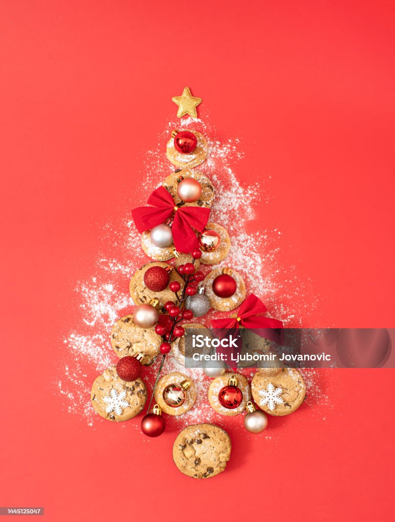 Foto de Conceito Criativo De Comida De Natal De Árvore Caseira Doce Com Uma  Estrela No Topo Feita De Biscoitos No Fundo Vermelho Um Bom Deleite  Delicioso De Ano Novo Para Toda