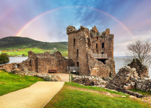 écosse - ranobow sur le château d’urquhart, loch ness - royaume-uni - loch ness scotland castle urquhart castle photos et images de collection