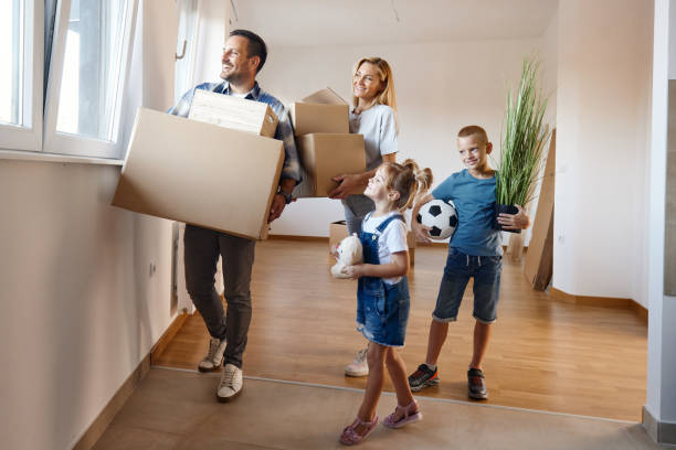 familia feliz mudándose a un nuevo hogar. - moving house physical activity moving van box fotografías e imágenes de stock