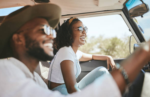 viaggi, viaggi su strada e persone di colore si accoppiano guidando in campagna per le vacanze, il viaggio e la libertà con la felicità. occhiali da sole alla moda, moda e amici della generazione z in auto per uno stile di vita vacanziero - viaggio in macchina foto e immagini stock