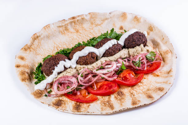 고립 된 흰색 배경에 팔라 펠, 토마토, 피클, 절인 양파, 다진 파슬리, 마늘 소스 및 후 머스가있는 shawarma를 열었습니다. - lebanese culture 뉴스 사진 이미지