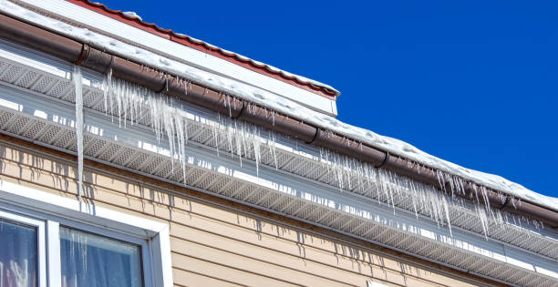 крыша дома зимой со снегом и сосульками на водосточной трубе - melting ice icicle leaking стоковые фото и изображения