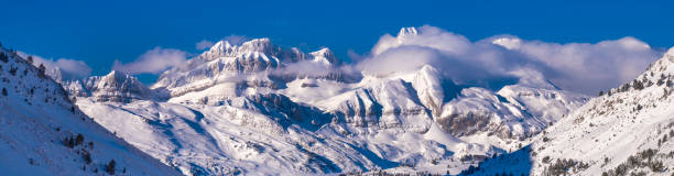 candanchu ski resort, huesca, spain - huesca fotografías e imágenes de stock