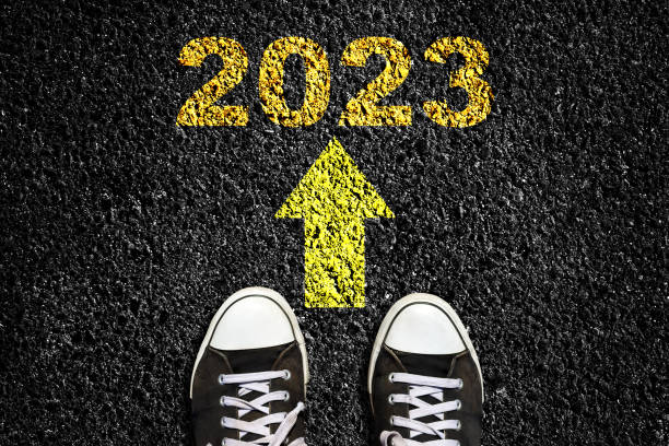 2023.アスファルト路面の矢印、スニーカー。平面図。来たる新年のコンセプト、新しい計画、そしてアイデア。事 - single line yellow road asphalt ストックフォトと画像
