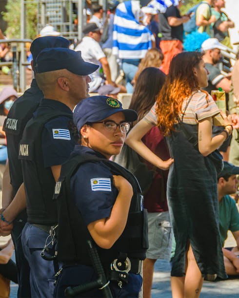 torcedores do uruguai assistindo jogo de futebol - football police officer crowd - fotografias e filmes do acervo