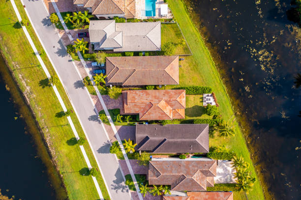 Aerial view of suburb of pembroke pines Aerial view of suburb of pembroke pines in miami, of colonial and residential style houses of modern luxury neighborhood, with canals in the back of the houses, with large tropical plants driveway colonial style house residential structure stock pictures, royalty-free photos & images