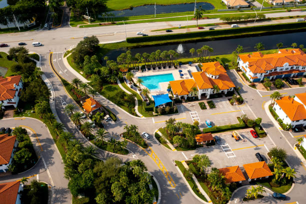 Aerial view of suburb of pembroke pines Aerial view of suburb of pembroke pines in miami, of colonial and residential style houses of modern luxury neighborhood, with canals in the back of the houses, with large tropical plants driveway colonial style house residential structure stock pictures, royalty-free photos & images