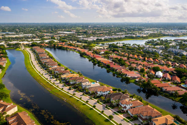 Aerial view of suburb of pembroke pines Aerial view of suburb of pembroke pines in miami, of colonial and residential style houses of modern luxury neighborhood, with canals in the back of the houses, with large tropical plants driveway colonial style house residential structure stock pictures, royalty-free photos & images