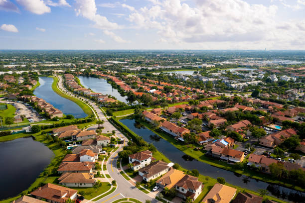 Aerial view of suburb of pembroke pines Aerial view of suburb of pembroke pines in miami, of colonial and residential style houses of modern luxury neighborhood, with canals in the back of the houses, with large tropical plants driveway colonial style house residential structure stock pictures, royalty-free photos & images