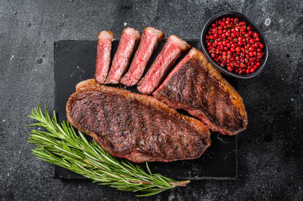 grilled top sirloin or cup rump beef meat steak on marble board. black background. top view - picanha beef meat rare imagens e fotografias de stock