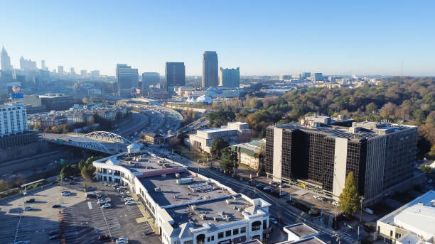 edifici per uffici e grattacieli cooperano torri sullo sfondo lungo peachtree bridge street midtown atlanta occupato i-75 e i-85 diviso, georgia - i85 foto e immagini stock