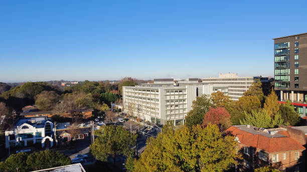 edifici per uffici con vista aerea nel quartiere di brookwood hills vicino alla trafficata divisione i-75 e i-85, centro di atlanta, georgia, stati uniti - i85 foto e immagini stock