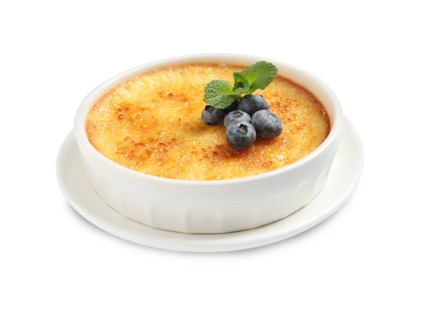 köstliche crème brulee mit frischen heidelbeeren isoliert auf weiß - brule stock-fotos und bilder