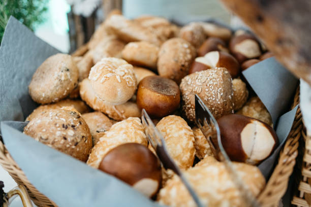 corbeille à pain avec divers petits pains - bread bread basket basket whole wheat photos et images de collection