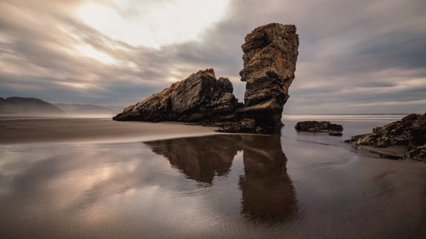 playa de bayas rock formations asturias, spain - playa del silencio asturias fotografías e imágenes de stock