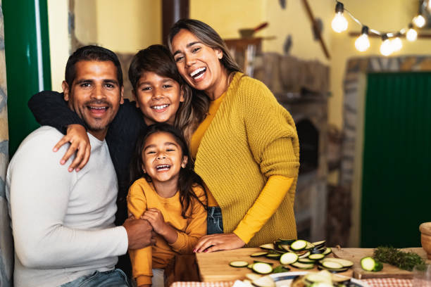 glückliche hispanische familie, die den urlaub zu hause genießt - lateinamerikaner oder hispanic stock-fotos und bilder