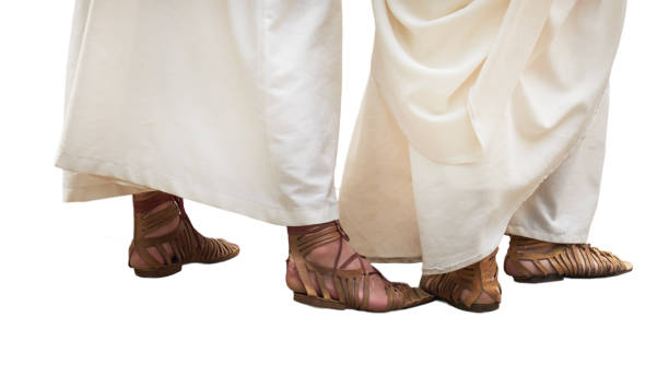 древнеримские люди в винтажной одежде и сандалиях из кожи калиги, изолированные на белом фоне. реконструкция событий римской империи - battle dress стоковые фото и изображения