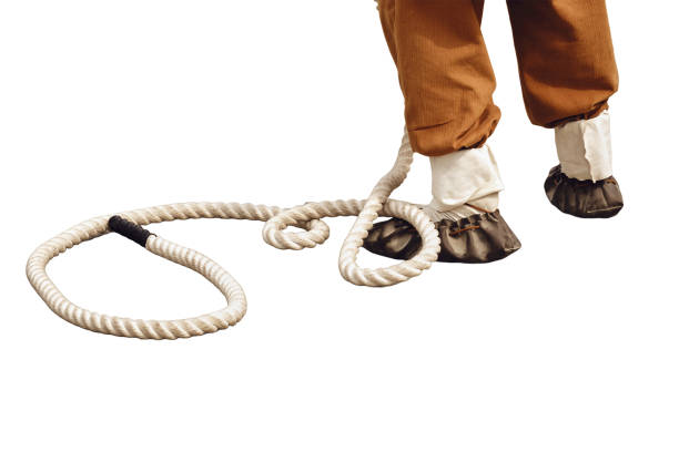 pieds d’homme en chaussures nationales russes en cuir postol avec corde, isolé sur fond blanc - footcloth photos et images de collection